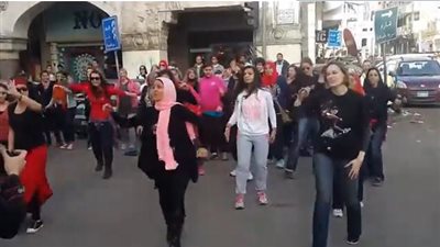 بالفيديو.. فتيات مصر الجديدة يرقصن على 
