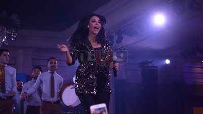 أمينة تبدأ أولى حفلاتها في رأس السنة بـ«حلوين من يومنا والله» (صور)