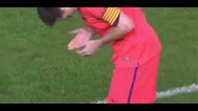 بالفيديو..مشجع «فالنسيا» يقذف «ميسي» بزجاجة مياه في الرأس