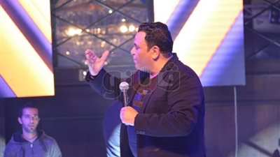 انهيار محمد فؤاد من البكاء في أولى حفلاته برأس السنة