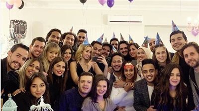 أحمد فهمي يفاجئ خطيبته هنا الزاهد في حفل رأس السنة