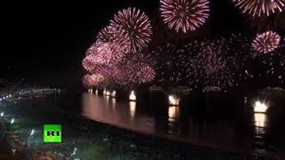 البرازيليون يطلقون المراكب بالمياه لجلب الرزق في العام الجديد (فيديو)