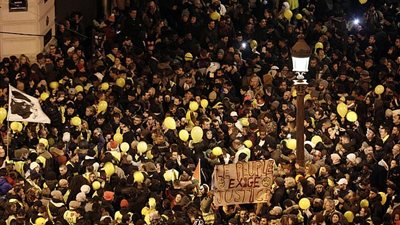 بالسترات الصفراء.. فرنسا تستقبل العام الجديد وسط احتجاجات غاضبة (صور)