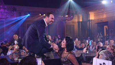وائل جسار «يقبل» زوجته على المسرح.. وشريكة حياته ترد بـ«نمبر وان» (صور)