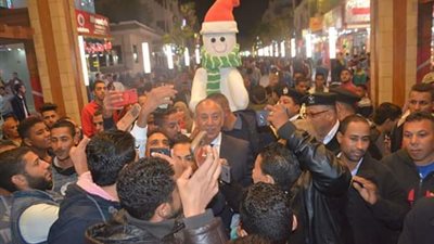 محافظ البحر الأحمر يحتفل مع الأهالي برأس السنة بممشى شيري بالغردقة (صور)