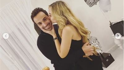 هنا الزاهد تقبِّل فهمي: بتعاملني كأميرة.. والفنان يرد: حمار اللي ميحبكيش