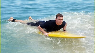 بالصور.. «مايكل فاسبندر» يركب الأمواج في سيدني