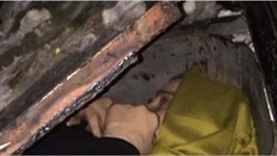 صورة امرأة تختبئ في سيارة خوفا من اعتقالها تثير غضبا في تركيا