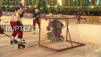«بوتين» يرحب بالعام الجديد بلعب هوكي الجليد