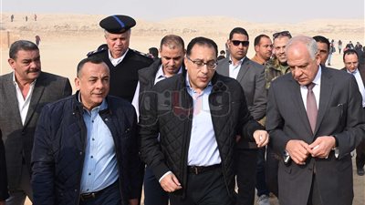 مدبولي يتفقد مشروعات الترميم بمنطقة سقارة.. ويبحث تطوير طريق المريوطية