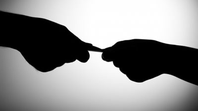 ضبط ٣ مسئولين بتهمة تقاضي رشوة ٢٠٠ ألف جنيه في بنها