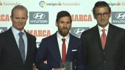 ميسي يتسلم جائزة أفضل لاعب في الدوري الإسباني