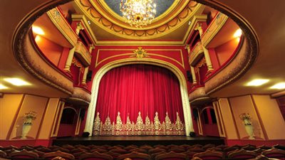 «لما الباب يغنى» عرض كلية صيدلة على مسرح أداب