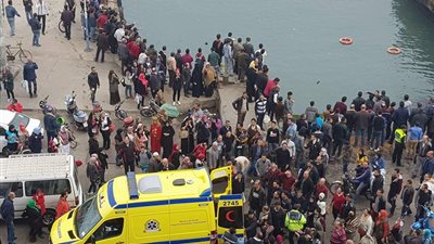 غرق شخص إثر سقوط سيارته بالممر الملاحي لقناة السويس (صور)