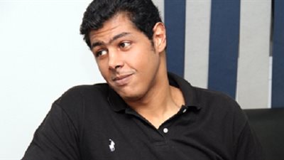 شقيق عمر متولي يسانده في كواليس تصوير «الجبابرة»