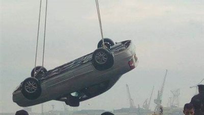 لحظة انتشال سيارة سقطت بمرسى المعديات في بورسعيد (صور)
