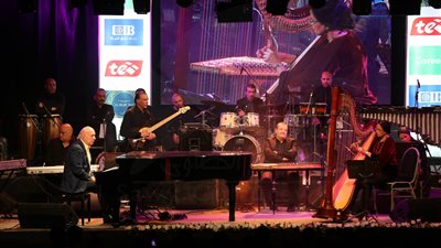 إبداع «عمر خيرت» بمقطوعاته الموسيقية في ساقية الصاوي (صور)