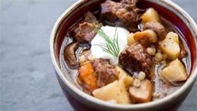 طريقة إعداد قلقاس بـ«مرق اللحم» من مطبخ نجلاء الشرشابي