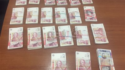 إحباط تهريب 52 ألف جنيه إسترليني بمطار القاهرة (صور)