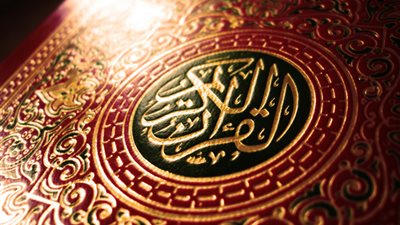 السفارة المصرية توزع مصاحف على الجالية العربية بالسنغال