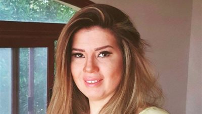 رانيا فريد شوقي في ستديو نور الشريف من أجل «أبو العروسة»