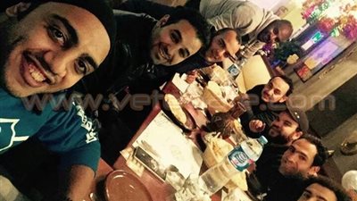 بالصورة.. أمير عبد الحميد يتناول العشاء بصحبة أبطال مسرح مصر