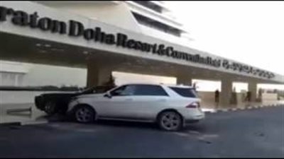 بالفيديو.. رجل غاضب يحطم سيارة فارهة تقف أمام فندق في الدوحة