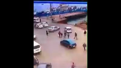 لحظة سقوط سيارة في مياه قناة السويس ببورسعيد (فيديو)