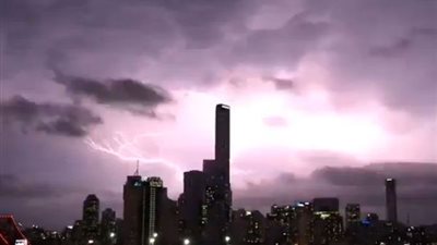 بالصور.. لقطات مرعبة لعاصفة رعدية تضرب أستراليا