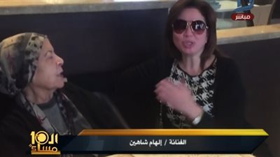 إلهام شاهين تسلم آمال فريد جائزة المركز الكاثوليكي (فيديو)