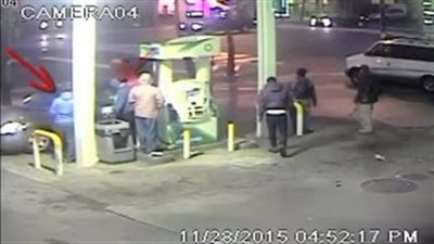 بالفيديو.. رجل يتعرض للضرب والسرقة في محطة بنزين