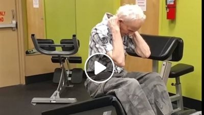 عجوز يشعل «فيس بوك» بممارسة تمارين البطن (فيديو)