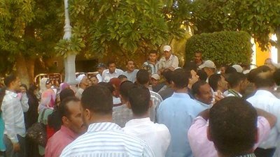 العاملون بجامعة جنوب الوادي يواصلون تظاهراتهم للمطالبة بالحد الأدنى للأجور