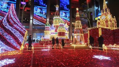 موسكو تتألق بتزيين الشوارع بأعياد الميلاد المجيد (صور)
