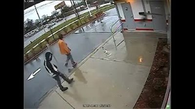 بالفيديو.. شاهد ماذا فعل لصان مع امرأة ظهرت فجأة داخل محل أثناء سرقته