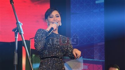 شيرين عبد الوهاب عن قصة شعرها الجديدة: «أنا وحسام بنروح لحلاق واحد»