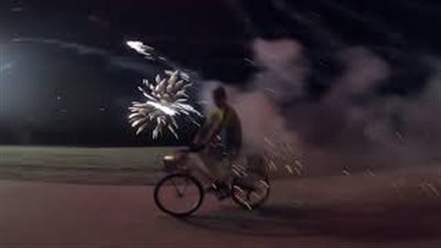 شاب يزود دراجته بالألعاب النارية للاحتفال بالسنة الجديدة (فيديو)