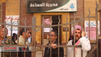 بالصور.. إضراب العاملين بـ