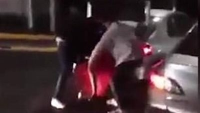 لحظة إنقاذ فتاة حاول حبيبها السابق اختطافها (فيديو وصور)