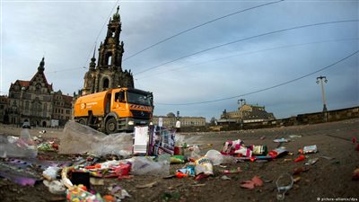 شباب مسلمون ينظفون شوارع في ألمانيا بعد احتفال رأس السنة