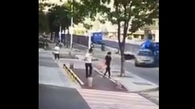 لحظة تعرض شابين لحادث دهس مروع (فيديو)