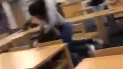 «شد شعر وصفعات».. مشاجرة عنيفة بين فتاتين داخل الفصل ( فيديو)