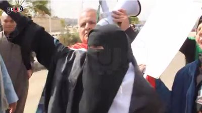 بالفيديو.. مؤيدو الجيش يرقصون أمام مقر محاكمة «المعزول»