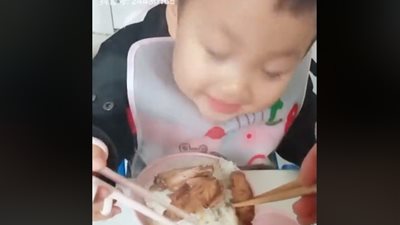 رد فعل أطفال لحظة تناول والدتهم طعامهم المفضل (فيديو)