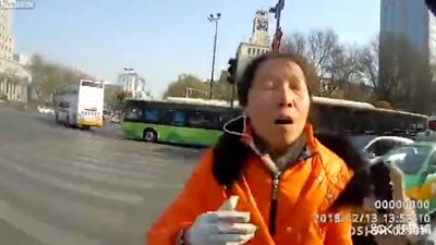 رد فعل صادم لشرطي ضد امرأة تجاهلت إشارات المرور (فيديو)