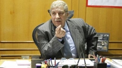 محافظ الإسماعيلية يناقش معوقات مشروعات الإسكان