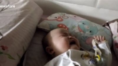 رد فعل صادم لرضيع يبكي رأى نفسه في الهاتف (فيديو)