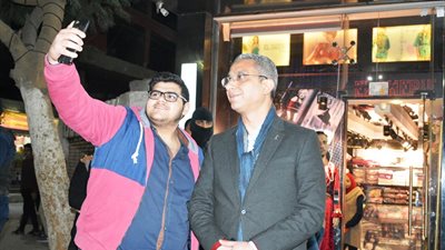 محافظ سوهاج يلتقط صورا سيلفي مع المواطنين احتفالا برأس السنة (صور)