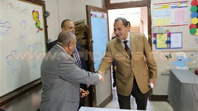 بالصور.. وزير الزراعة يدلي بصوته الانتخابي في مصر الجديدة