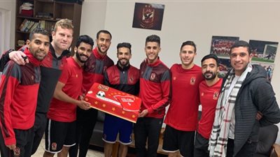 لاعبو الأهلي يحتفلون بعيد ميلاد إسلام محارب بـ«التورتة» (صور)